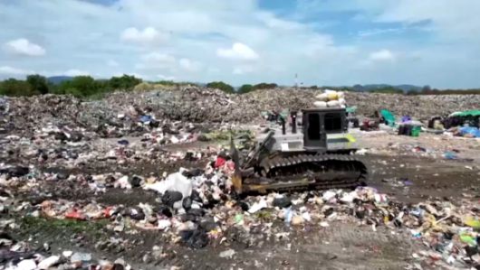 세계적인 휴양지이자 신혼여행지로도 많은 사랑을 받고 있는 푸껫이 최근 급증하는 쓰레기 등으로 몸살을 앓고 있다. 사진은 매립지에 가득 찬 쓰레기. [사진=로이터]