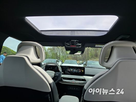 기아 'EV4' 인테리어. [사진=김종성 기자]