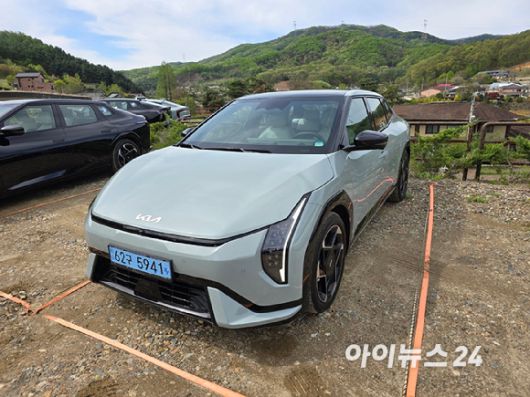 기아 'EV4'. [사진=김종성 기자]
