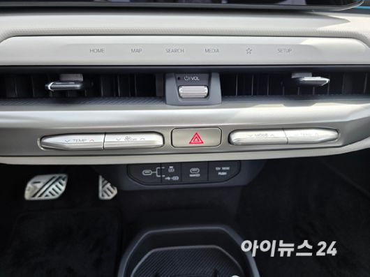 기아 'EV4' 중앙 디스플레이 하단의 히든 타입 터치 버튼. [사진=김종성 기자]