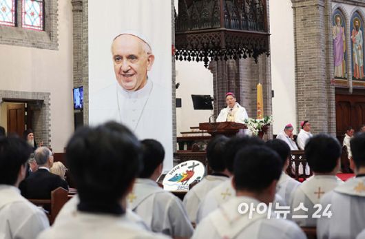 24일 오전 서울 중구 명동대성당에서 천주교 서울대교구장 정순택 대주교 주례로 프란치스코 교황 추모 미사가 거행되고 있다. [사진=사진공동취재단]