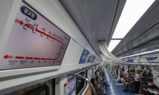 지난 2022년 연장 개통한 신분당선에서 승객들이 열차를 타고 있다. [사진=연합뉴스]