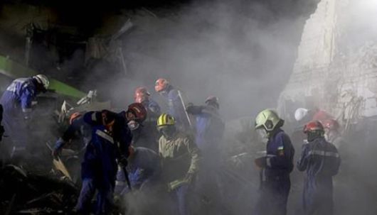 우크라이나 수도 키이우에 드론과 미사일을 동원한 러시아의 공격이 쏟아져 최소 12명이 숨지고 수십명이 부상을 입었다. 사진은 러시아 미사일 공격을 받은 키이우 건물. [사진=AP/연합뉴스]