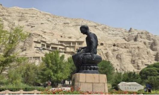 키질석굴과 구마라집 동상. [사진=윤영선]