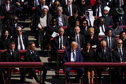 도널드 트럼프 미국 대통령이 26일 오전 10시(한국시간 오후 5시) 바티칸 성 베드로 광장에서 진행된 프란치스코 교황의 장례 미사에 참석했다. [사진=연합뉴스]