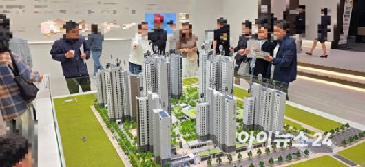 25일 '교산 푸르지오 더 퍼스트' 견본주택에 방문객들이 모형도를 둘러보고 있다. [사진=이수현 기자]