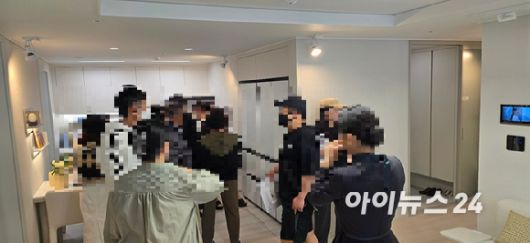 25일 '교산 푸르지오 더 퍼스트' 견본주택에 조성된 51㎡A타입 유니트 거실. [사진=이수현 기자]