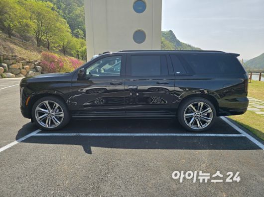 캐딜락 '더 뉴 에스컬레이드' ESV 스포츠 플래티넘 모델 측면. [사진=김종성 기자]