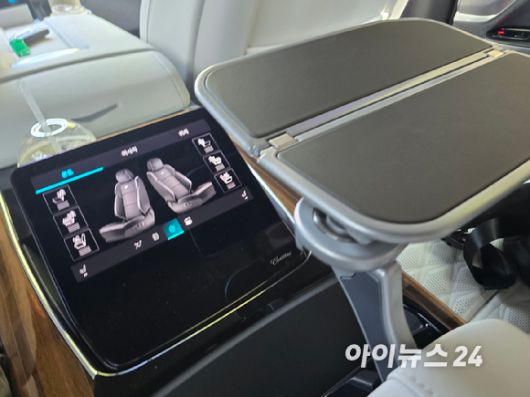 캐딜락 '더 뉴 에스컬레이드' 2열 커맨드 센터와 테이블.  [사진=김종성 기자]