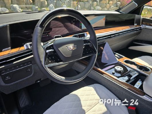 캐딜락 '더 뉴 에스컬레이드' ESV 스포츠 플래티넘 모델 1열 인테리어. [사진=김종성 기자]