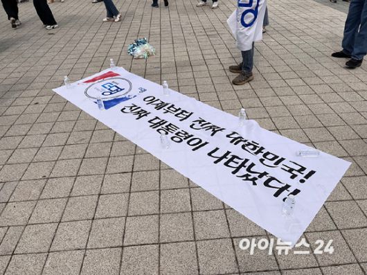 27일 더불어민주당 수도권·강원·제주 합동연설회가 열리는 고양시 일산구 킨텍스 앞에서 지지자들이 응원전을 펼치고 있다. [사진=라창현 기자]