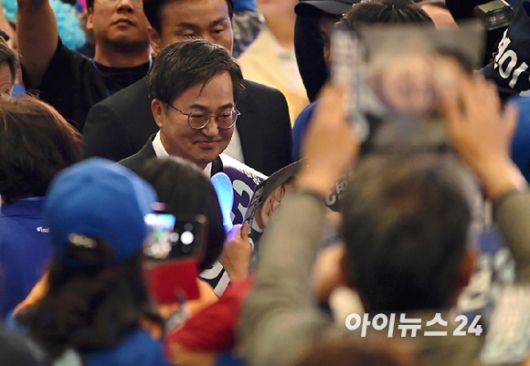 더불어민주당 김동연 대선 경선 후보가 27일 오후 경기 일산 킨텍스에서 열린 제21대 대통령선거 후보자 선출을 위한 수도권·강원·제주 합동연설회에 참석하고 있다. [사진=곽영래 기자]