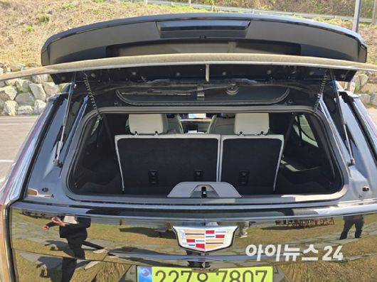 캐딜락 '더 뉴 에스컬레이드' ESV 스포츠 플래티넘 모델의 트렁크 쪽 창문만 연 모습. [사진=김종성 기자]