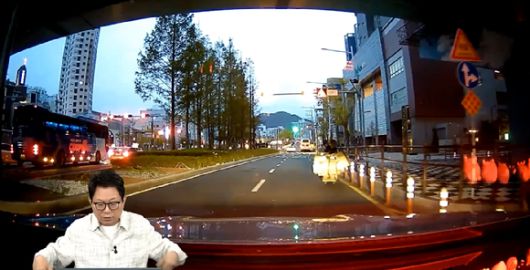 한문철 변호사가 유튜브 채널 '한문철TV' 영상에서 지난 22일 새벽 부산 시내 한 도로에서 역주행으로 운전자를 놀라게 한 리어카의 사연을 소개하고 있다. [사진=유튜브 '한문철TV']