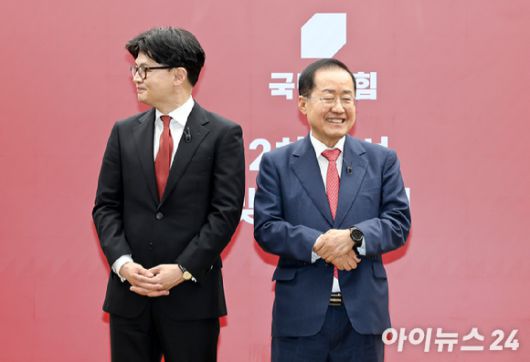 국민의힘 한동훈 대선 경선 후보와 홍준표 대선 경선 후보가 지난 23일 서울 여의도 국민의힘 중앙당사에서 열린 2차 경선 토론회 미디어데이에서 포즈를 취하고 있다. [사진=곽영래 기자]