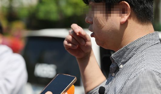 28일 청주 모 고교에서 특수교육대상 학생이 흉기 난동을 부려 교장 등 6명이 다친 가운데 학교 밖에서 학생의 공격을 받은 시민이 인터뷰하고 있다. [사진=연합뉴스]