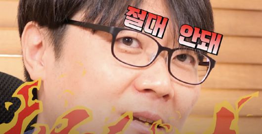 가슴 수술을 전문으로 해온 한 성형외과 전문의가 자신의 딸에게 가슴 수술을 절대 시키지 않을 것이라고 밝혀 화제를 모았다. 사진은 이재수 원장이 자신의 딸에게 가슴 성형을 시키지 않겠다고 말하는 모습.  [사진=유튜브 채널 '이재수원장의 가슴 속 이야기']