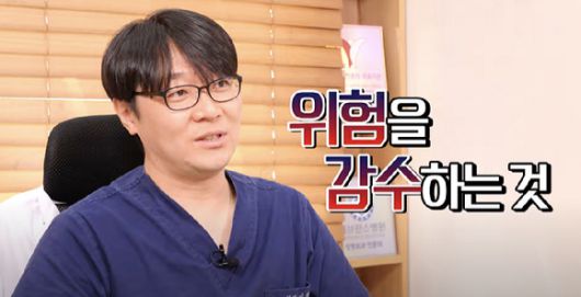 가슴 수술을 전문으로 해온 한 성형외과 전문의가 자신의 딸에게 가슴 수술을 절대 시키지 않을 것이라고 밝혀 화제를 모았다. 사진은 이재수 원장이 가슴 성형의 위험성을 말하는 모습. [사진=유튜브 채널 '이재수원장의 가슴 속 이야기']
