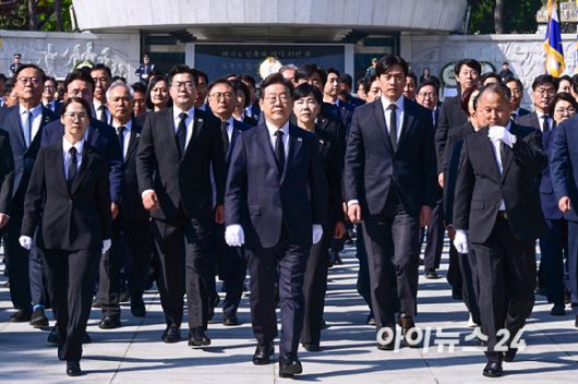 이재명 더불어민주당 대통령선거 후보가 28일 오전 서울 동작구 국립서울현충원에서 현충탑을 참배한 후 대통령 묘소로 향하고 있다. [사진=곽영래 기자]