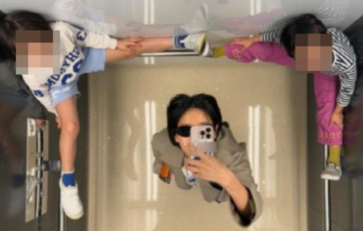 김나영은 사진을 두고 논란이 일자, 이를 사과했다. 사진은 엘리베이터 안에서 인증샷을 남기는 김나영과 두 아들. [사진=김나영 인스타그램]