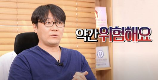 가슴 수술을 전문으로 해온 한 성형외과 전문의가 자신의 딸에게 가슴 수술을 절대 시키지 않을 것이라고 밝혀 화제를 모았다. 사진은 이재수 원장이 가슴 성형의 위험성을 말하는 모습. [사진=유튜브 채널 '이재수원장의 가슴 속 이야기']