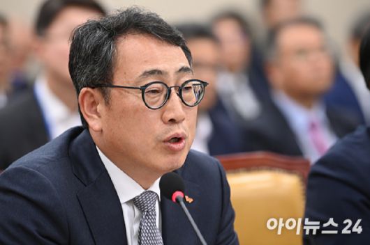 유영상 SK텔레콤 대표이사가 30일 국회 과학기술정보방송통신위원회의에서 열린 방송통신 분야 청문회에서 질의에 답변하고 있다. [사진=곽영래 기자]