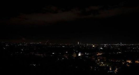 이번 정전은 유럽 사상 최악의 사태로 기록될 가능성이 높다. 사진은 지난 28일(현지시간) 정전으로 깜깜한 스페인 바르셀로나 전경. [사진=AFP/연합뉴스]