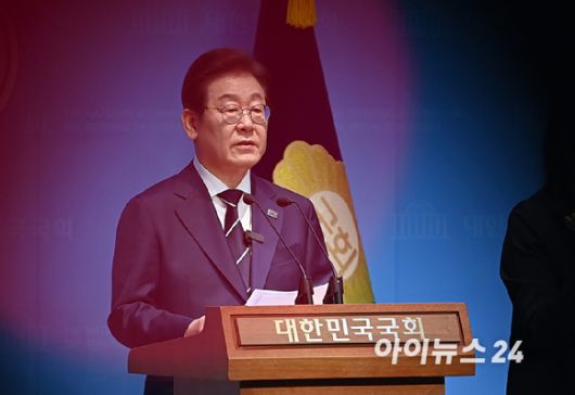 대선 출마를 선언한 이재명 전 더불어민주당 대표가 지난 11일 서울 여의도 국회 소통관에서 '비전 선포식 및 캠프 일정 발표'를 하고 있다. [사진=곽영래 기자]