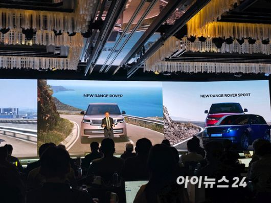 로빈 콜건 JLR 코리아 대표가 30일 서울 종로구 포시즌즈 호텔 서울에서 미래 혁신 전략 '원(ONE)'에 대해 발표하고 있다. [사진=김종성 기자]