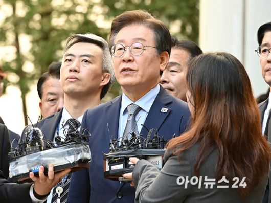 이재명 더불어민주당 대표가 지난해 11월 15일 서울 서초구 서울중앙지방법원에서 열린 '공직선거법 위반' 1심 선고 공판에서 징역 1년에 집행유예 2년을 선고받은 뒤 법원을 나서며 심정을 밝히고 있다. [사진=곽영래 기자]