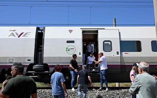 이번 정전으로 특히 스페인이 가장  피해를 입었다. 사진은 스페인 코르도바 인근에서 정차한 고속열차에서 내리는 시민들. [사진=AFP/연합뉴스]