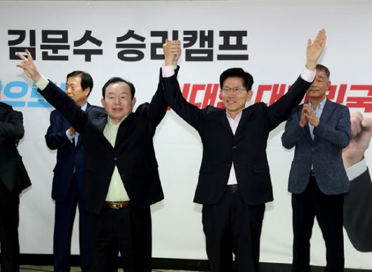 이인제 전 노동부 장관(왼쪽)이 30일 김문수 국민의힘 대선 경선 후보에 대한 공개 지지를 선언했다. [사진=김문수 캠프]