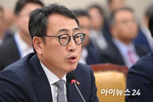 유영상 SK텔레콤 대표이사가 30일 국회 과학기술정보방송통신위원회의에서 열린 방송통신 분야 청문회에서 질의에 답변하고 있다. [사진=곽영래 기자]