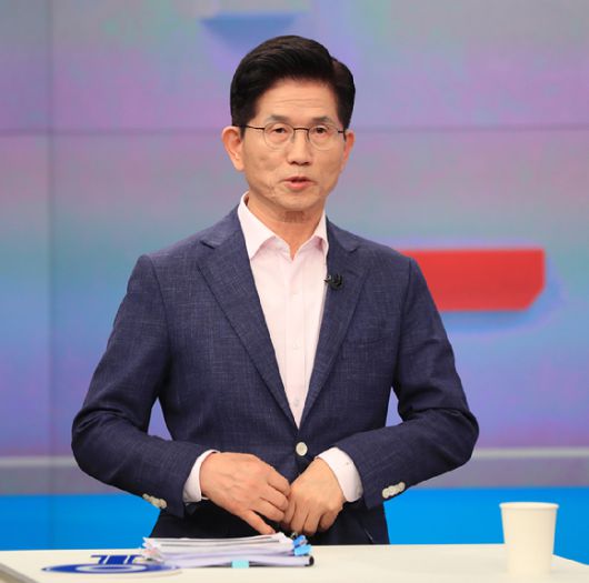 국민의힘 제21대 대통령선거 경선 결선투표에 진출한 김문수 후보가 30일 서울 중구 TV조선에서 토론 준비를 하고 있다.  [사진=연합뉴스]