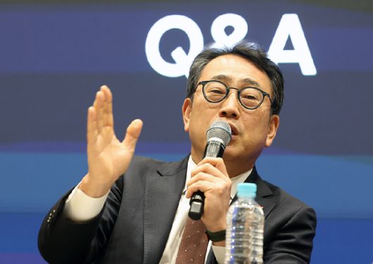 유영상 SK텔레콤 대표가 2일 서울 중구 SK T타워에서 열린 유심(USIM) 정보 유출 관련 일일 브리핑에서 취재진의 질문에 답하고 있다. [사진=연합뉴스]