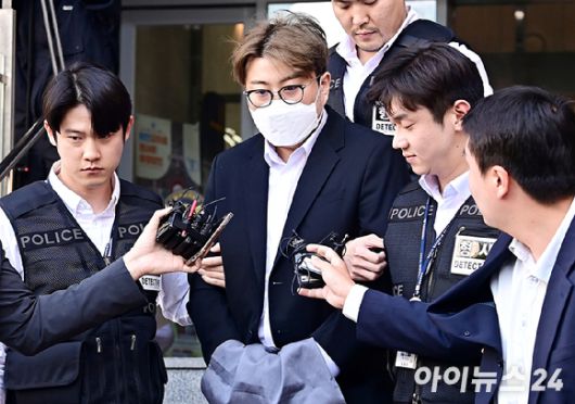 특정범죄가중처벌법(특가법)상 위험운전치상·도주치상, 도로교통법상 음주운전·사고후 미조치, 범인도피교사 등 혐의를 받고있는 가수 김호중이 지난해 5월 31일 오전 서울 강남경찰서에서 구치소로 이감되고 있다. [사진=곽영래 기자]