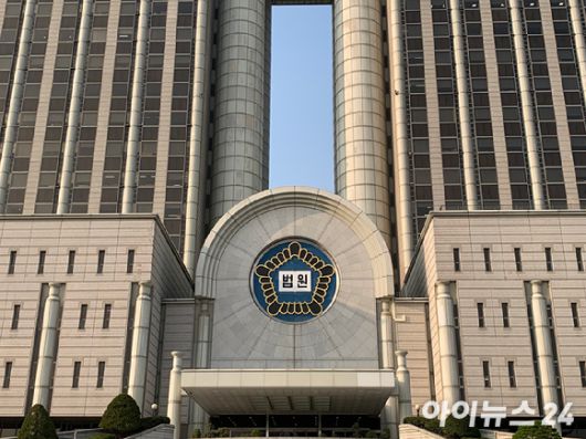 '음주 뺑소니' 혐의로 징역 2년 6개월을 선고받은 트로트 가수 김호중 씨가 2심 판결에도 불복해 상고했다. 사진은 서울중앙지법 전경. [사진=최란 기자]