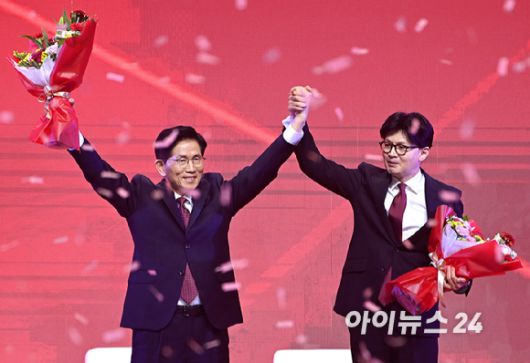 김문수 국민의힘 대선 후보가 3일 오후 경기 일산 킨텍스에서 열린 제5차 전당대회에서 최종 후보로 확정된 뒤 기뻐하고 있다. [사진=곽영래 기자]