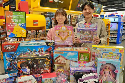 롯데마트 직원들이 토이저러스 행사를 소개하고 있다. [사진=롯데마트]