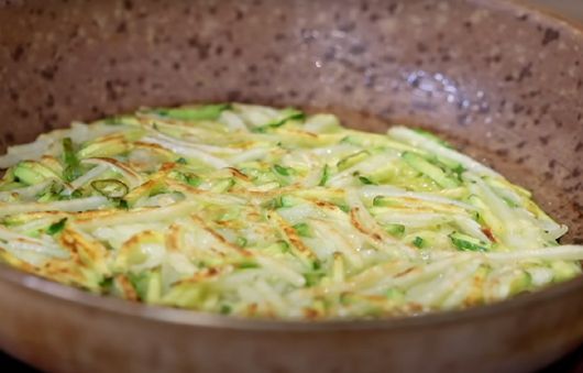 사진은 잘 부쳐진 '애호박 양파 감자전' [사진=유튜브 @성시경]