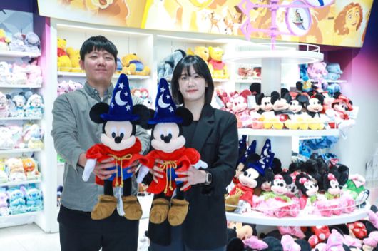 현대프리미엄아울렛 김포점 디즈니 스토어에서 직원들이 대표 인기 상품을 소개하고 있다. [사진=현대백화점]