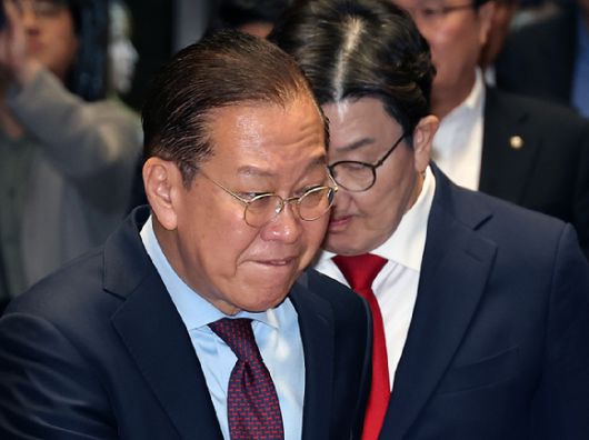 국민의힘 권영세 비상대책위원장과 권성동 원내대표가 5일 서울 여의도 국회에서 열린 의원총회에 참석하고 있다.  [사진=연합뉴스]