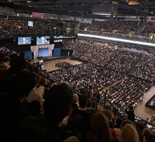 축제 공연장을 연상시키는 버크셔 해서웨이의 2025년 주총 장면 [사진=신영증권 박소연 SNS 채널]