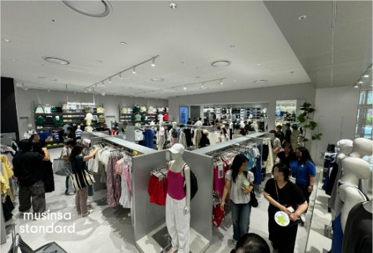 무신사 스탠다드 롯데백화점 센텀시티점을 방문한 고객들의 모습. [사진=무신사]