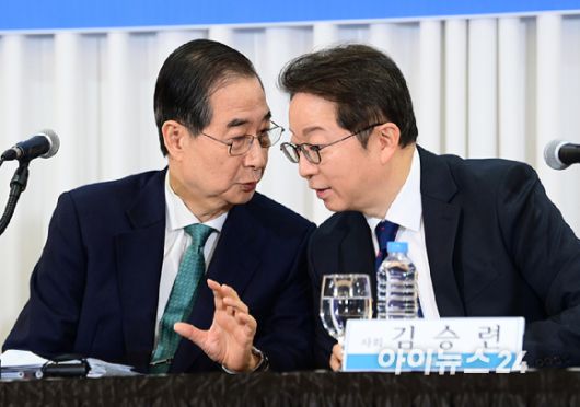 한덕수 무소속 대통령선거 예비후보가 6일 오전 서울 중구 코리아나 호텔에서 열린 관훈토론회에 참석해 김승련 관훈클럽 총무와 이야기를 나누고 있다. [사진=정소희 기자]