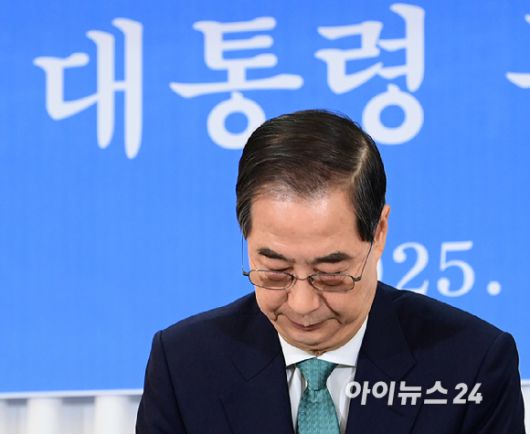 한덕수 무소속 대통령선거 예비후보가 6일 오전 서울 중구 코리아나 호텔에서 열린 관훈토론회에 참석해 인사를 하고 있다. [사진=정소희 기자]