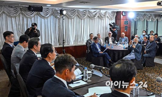 한덕수 무소속 대통령선거 예비후보가 6일 오전 서울 중구 코리아나 호텔에서 열린 관훈토론회에 참석해 기조연설을 하고 있다. [사진=정소희 기자]