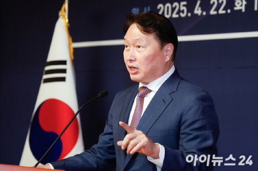 최태원 대한상공회의소 회장이 서울 여의도 국회 사랑재에서 열린 국회 미래산업포럼 발족식에서 최근 한국경제의 도전과제와 대응방향에 대해 강연하고 있다. [사진=곽영래 기자]