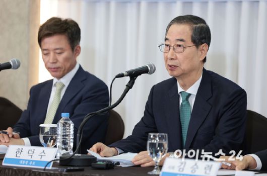 한덕수 무소속 대통령선거 예비후보가 6일 오전 서울 중구 코리아나 호텔에서 열린 관훈토론회에 참석해 기조연설을 하고 있다. [사진=정소희 기자]