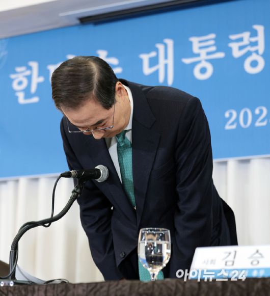 한덕수 무소속 대통령선거 예비후보가 6일 오전 서울 중구 코리아나 호텔에서 열린 관훈토론회에 참석해 인사를 하고 있다. [사진=정소희 기자]